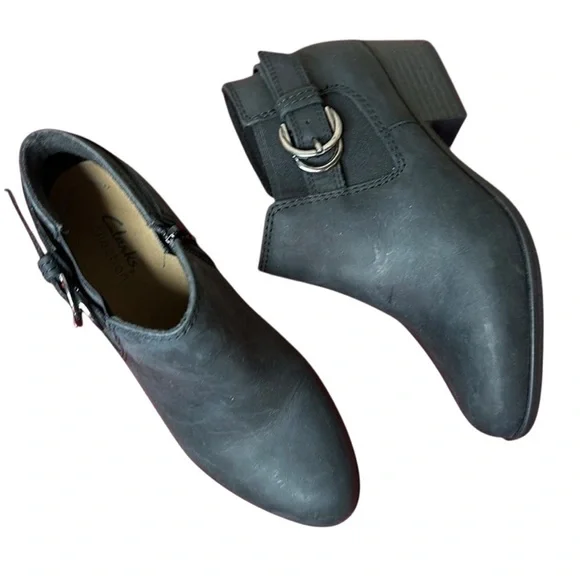 NWT Clarks Adreena Leather Mid Stacked Heel Black Ankle Booties zip Sz 7W